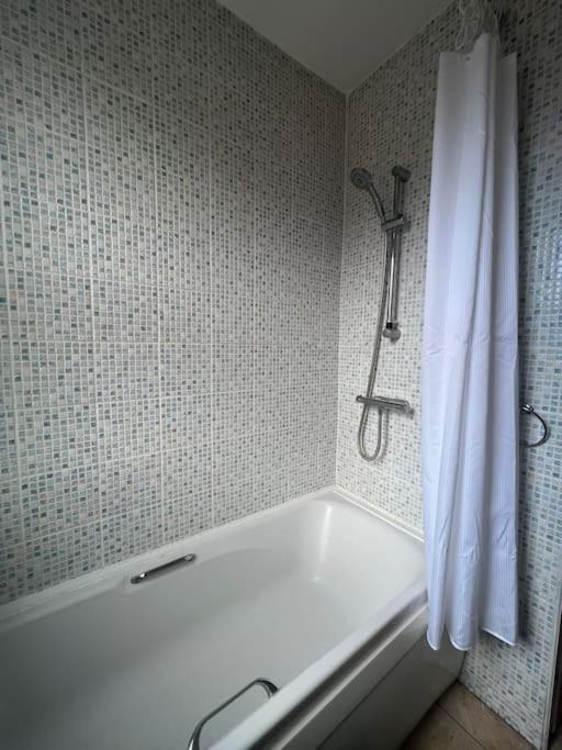 2025 Award Winner Liverpool Strawberry House - 3 Bedrooms エクステリア 写真