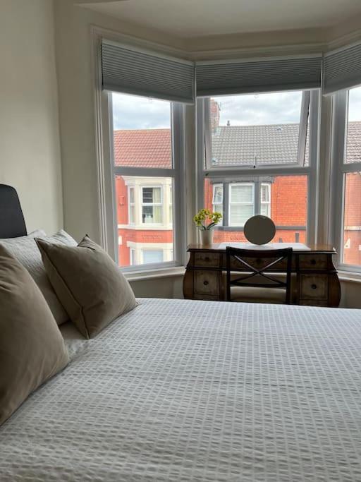 2025 Award Winner Liverpool Strawberry House - 3 Bedrooms エクステリア 写真