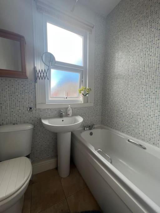 2025 Award Winner Liverpool Strawberry House - 3 Bedrooms エクステリア 写真