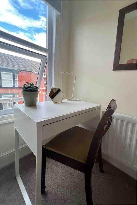2025 Award Winner Liverpool Strawberry House - 3 Bedrooms エクステリア 写真