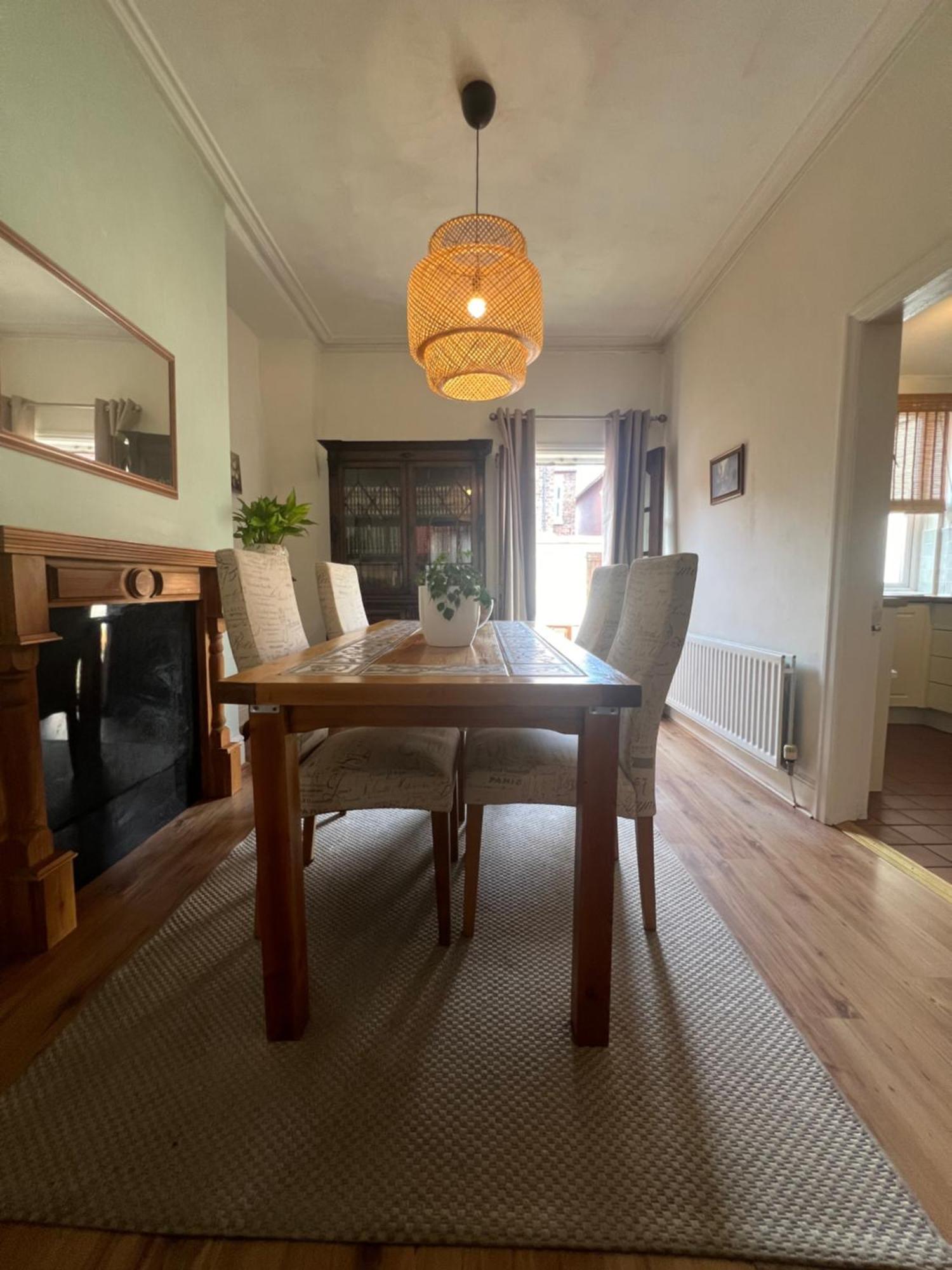 2025 Award Winner Liverpool Strawberry House - 3 Bedrooms エクステリア 写真